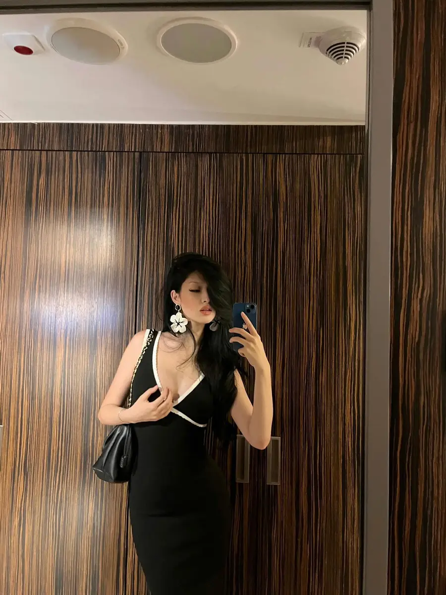 Aizhan escort in Hong Kong