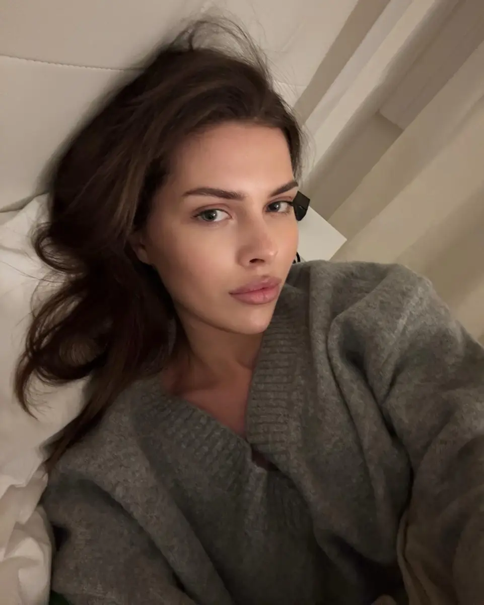 Alina escort in Hong Kong