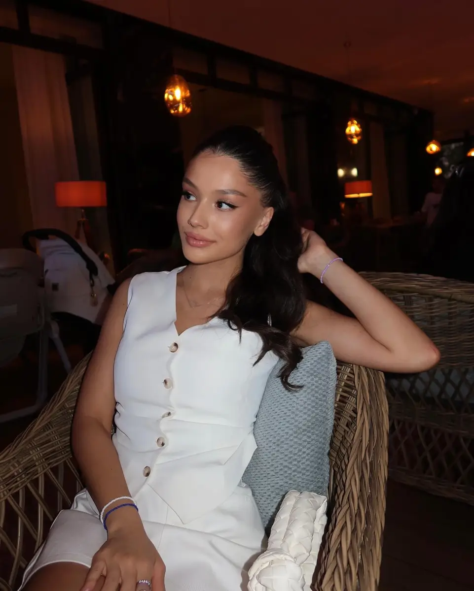 Aysana escort in Hong Kong