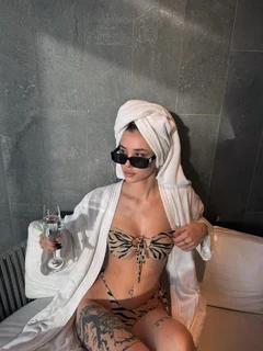 德尔菲娜 香港的应召女郎