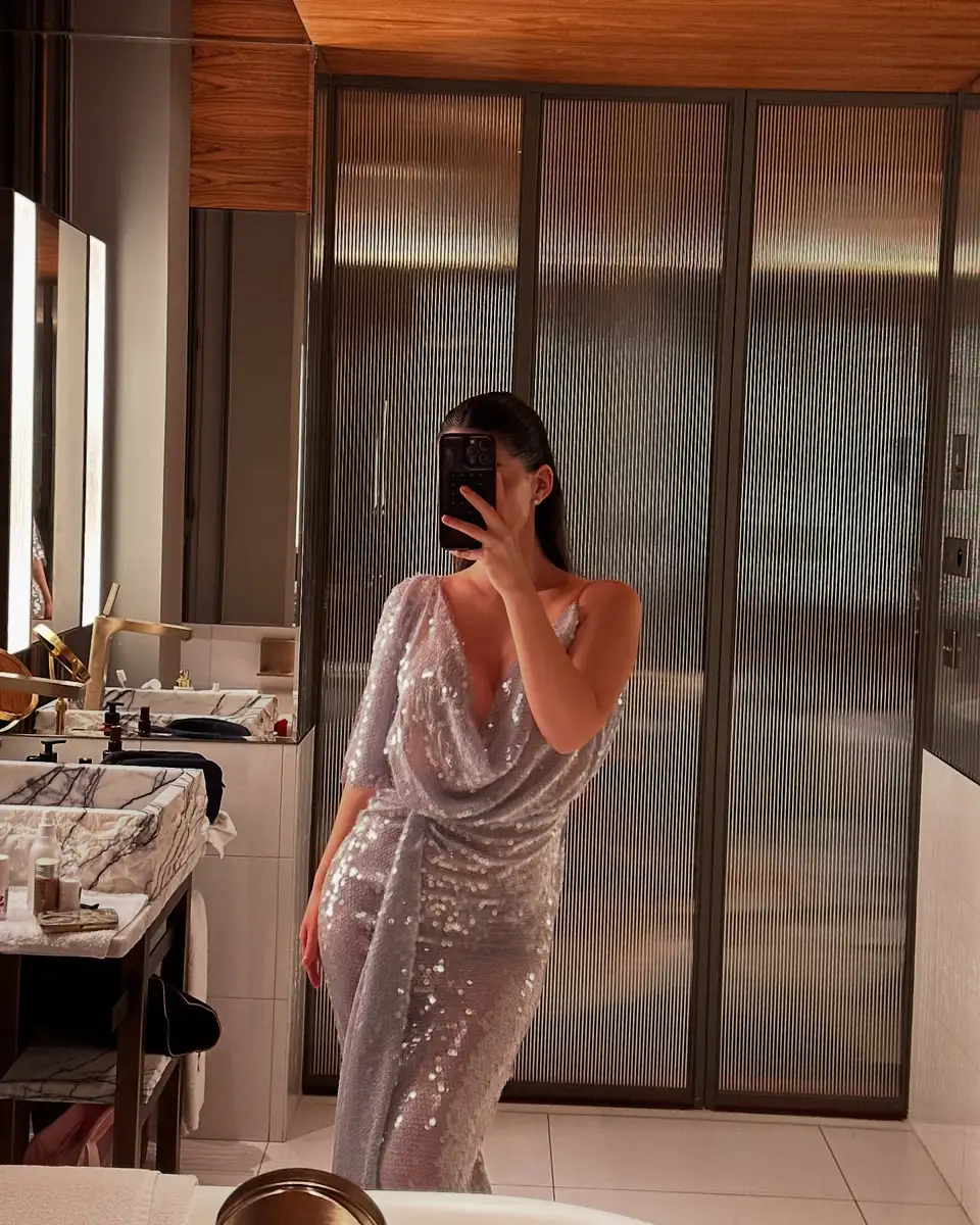 Dinara escort in Hong Kong
