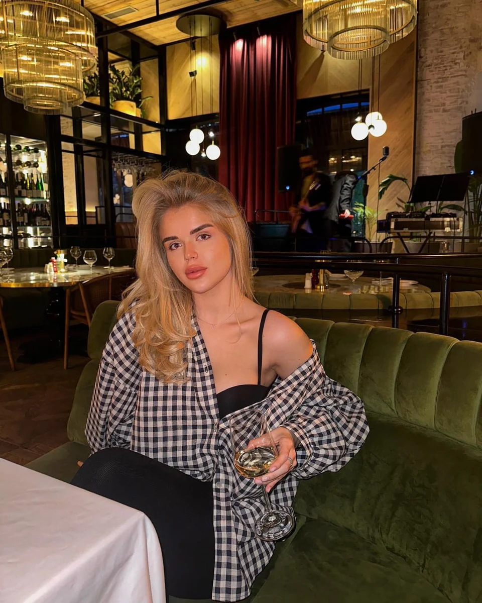 Elena escort in Hong Kong