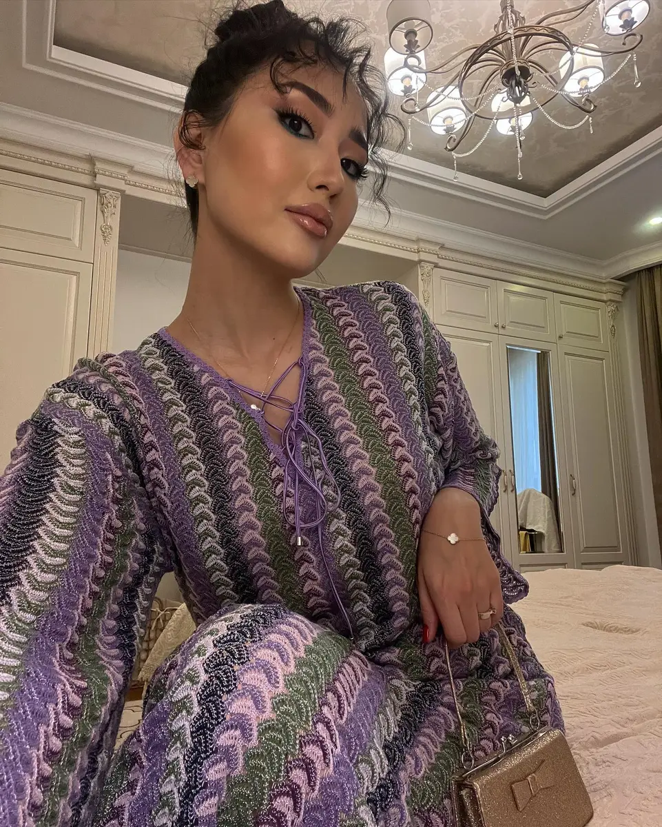 Erke escort in Hong Kong