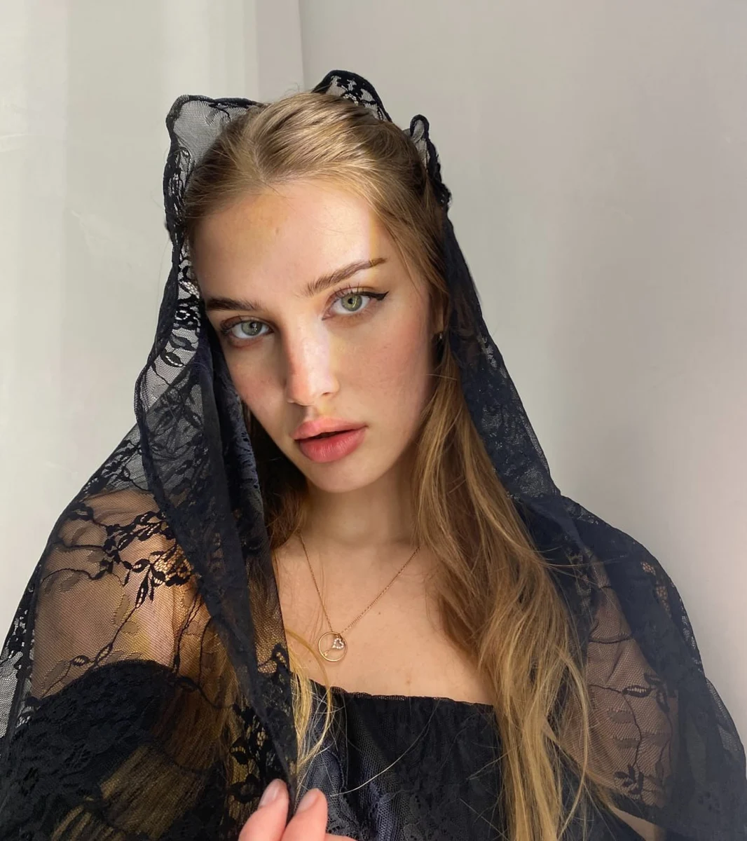Esmeralda escort in Hong Kong