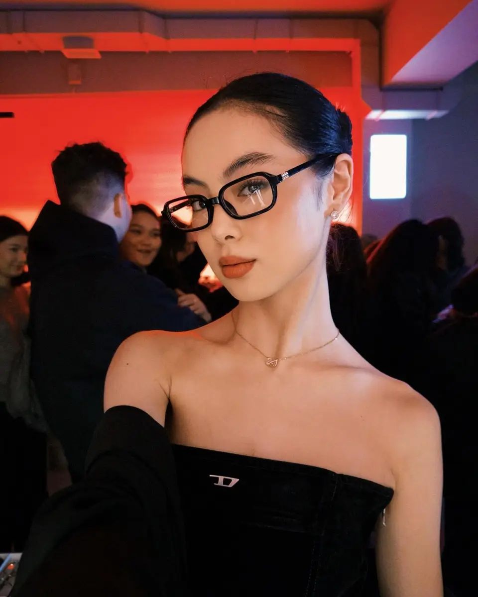 Gulmira escort in Hong Kong