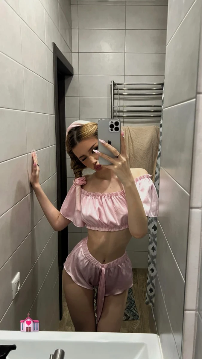 Luna escort in Hong Kong
