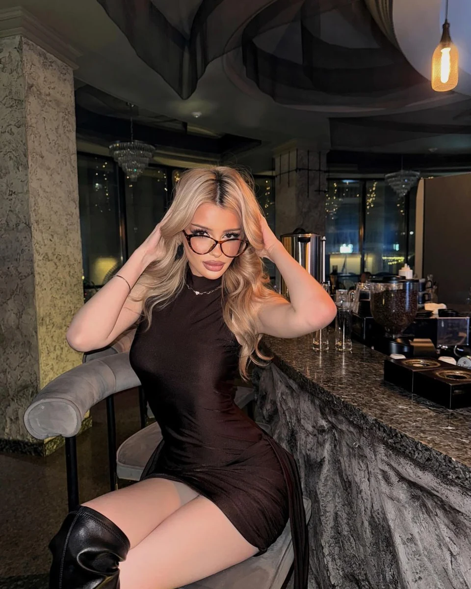 Luna escort in Hong Kong