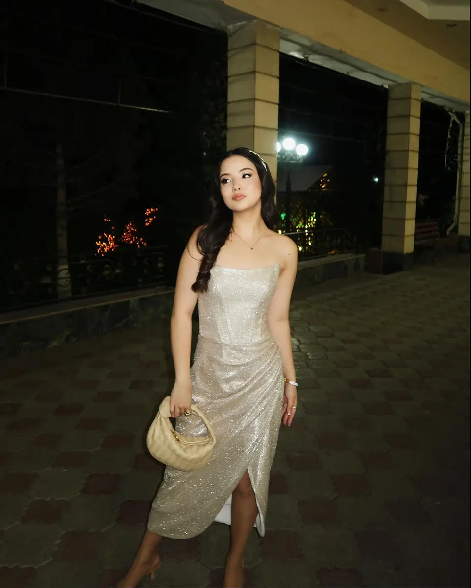 Madina escort in Hong Kong