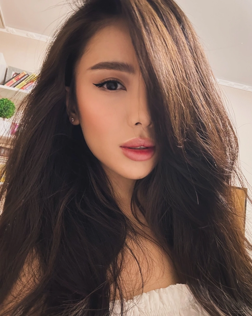 Sholpan escort in Hong Kong